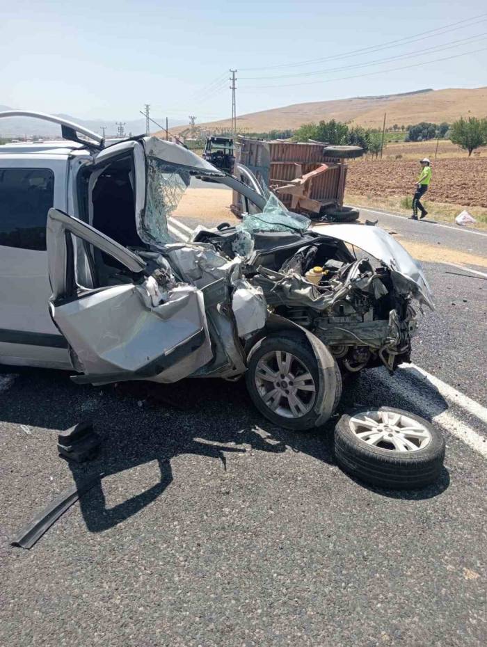 Elazığ’da Hafif Ticari Araç İle Traktör Çarpıştı: 1’i Ağır 5 Yaralı