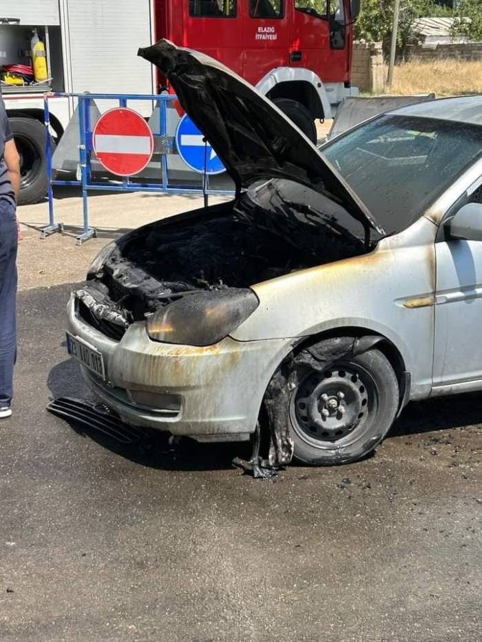 Elazığ’da Seyir Halindeki Araç Yandı
