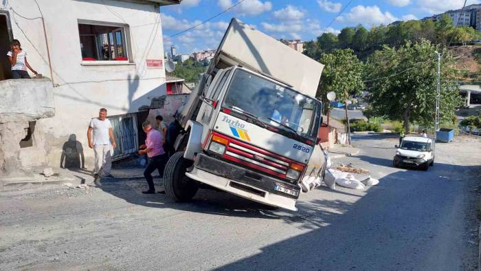 Gaziosmanpaşa’da Freni Patlayan Kamyon Bir Evin Duvarını Yıkarak Durdu