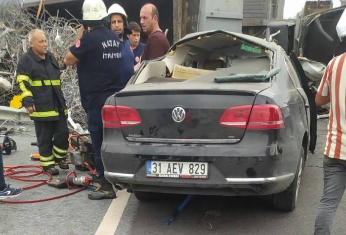 Hatay’da Karşı Şeride Geçen Tır Otomobile Çarptı: 1 Ölü, 2 Yaralı