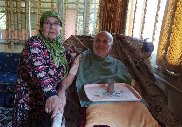 Mutlu Olsun Diye Islık Bile Çalıyor: Vefalı Eş, 17 Yıldır Bakıyor Kocasına Bebek Gibi Bakıyor