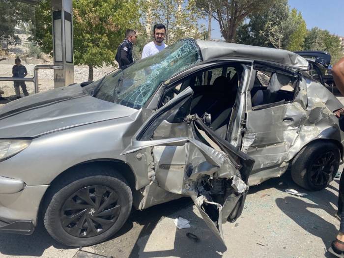 Minibüs İle Otomobil Çarpıştı: 6 Yaralı