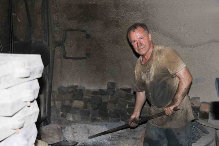 Sıcaklık Bin 200 Dereceye Kadar Çıkıyor: Döküm Ustalarının Zor Mesaisi