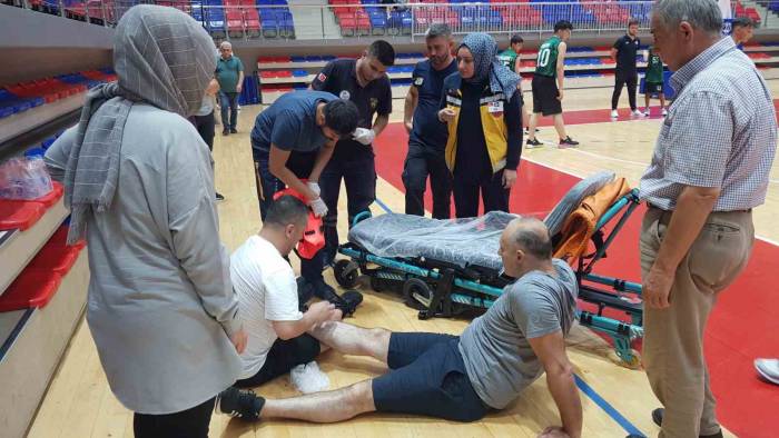 Kavgayı Ayırmak İçin Tribünden Atlayan Şahsın Ayak Bileği Kırıldı