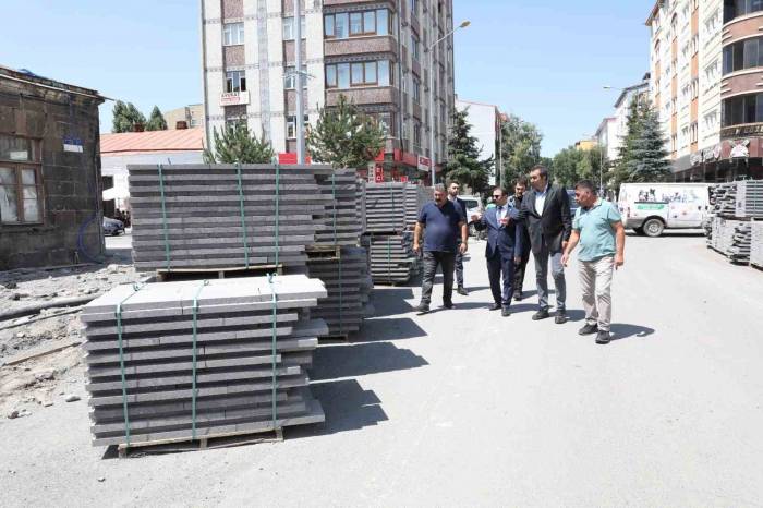 Kars’ta Yol Ve Kaldırım Çalışmaları Sürüyor