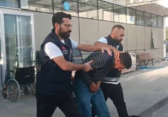 Kendisini Karakol Komutanı Olarak Tanıtıp Yaşlı Kadını 28 Bin Dolar Dolandırdı