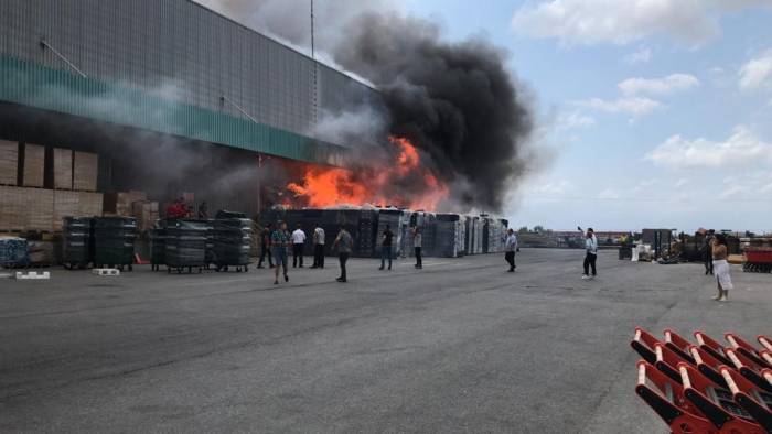 Korkutan Yangın: Migros’un Deposu Alevlere Teslim Oldu