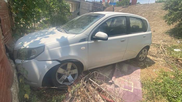 Yoldan Çıkan Otomobil Bahçe Duvarına Çarptı