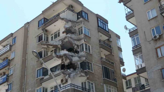 Malatya’da Bir Bölümü Yıkılan Bina Tehlike Saçıyor