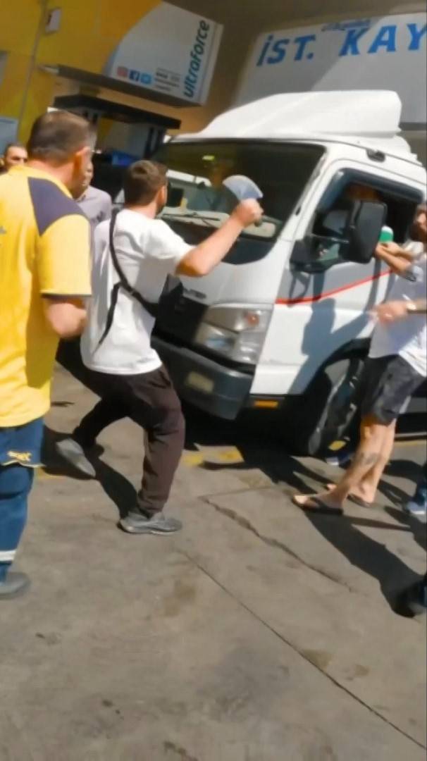 Maltepe’de Akaryakıt İstasyonunda Satırlı Kavga Kamerada