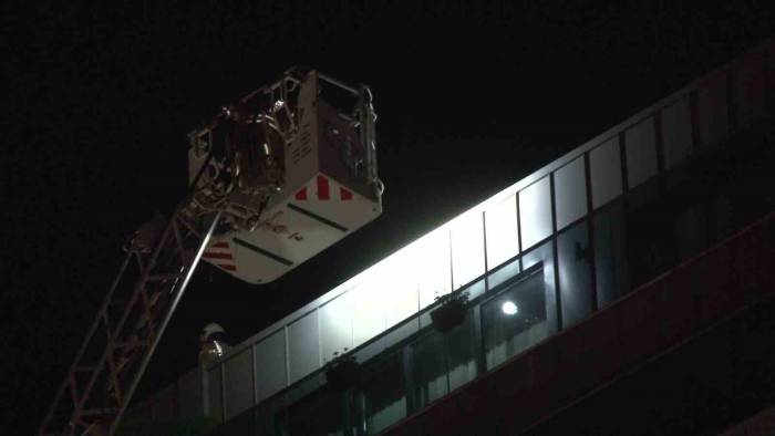 Pendik’te Lüks Bir Sitenin Çatısı Yandı, İtfaiyenin Soğutma Çalışması Sürüyor