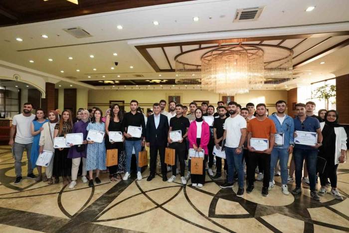 Gençlerin Hayali, Bir Sonraki Kareyi Üniformalı Çektirmek