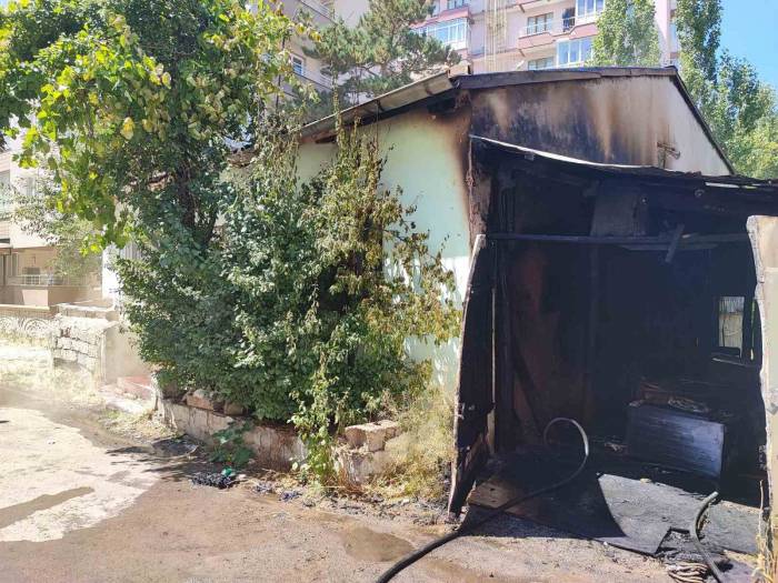 Garajda Çıkan Yangın Paniğe Neden Oldu