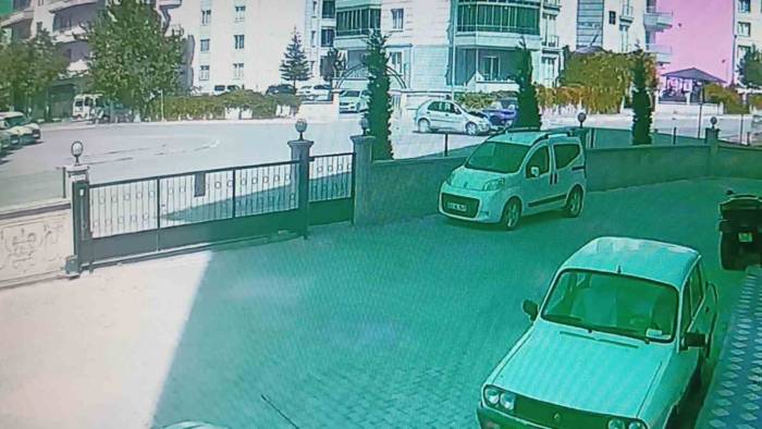 Kaza Anı Saniye Saniye Güvenlik Kamerasına Yansıdı