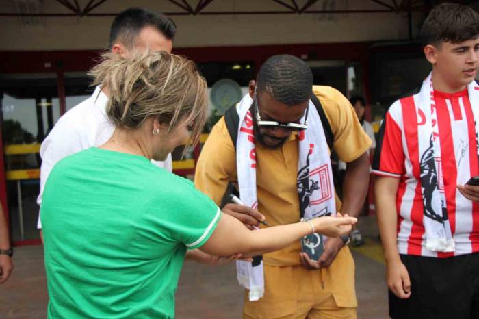 Samsunspor’un Yeni Yıldızı Ntcham Havalimanında Karşılandı
