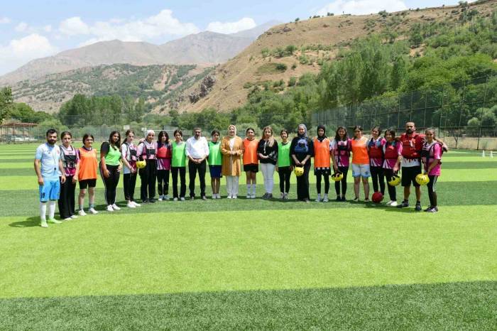 Daire Başkanı Biçek, Kadın Sporcularla Bir Araya Geldi