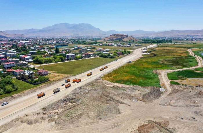 Van’daki Sahil Yolunda Çalışmalar Tüm Hızıyla Sürüyor