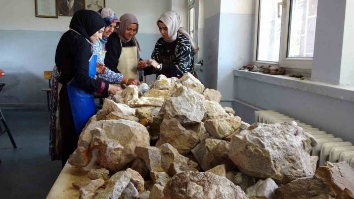 Doğadan Çıkan Yarı Değerli Taşlar Kadınların Elinde Takıya Dönüşüyor