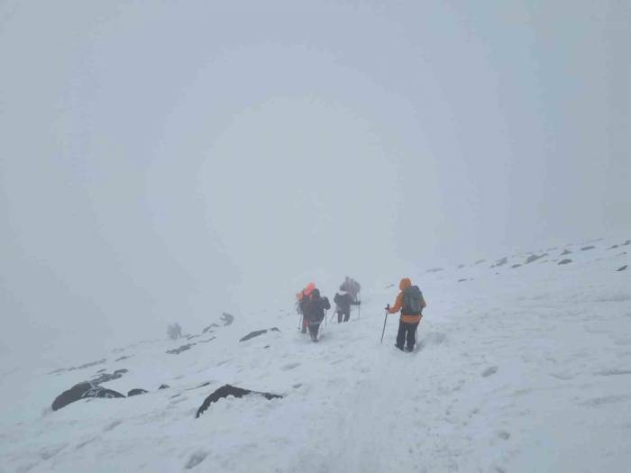 Ağrı Dağı Turistleri Ağırlamaya Devam Ediyor