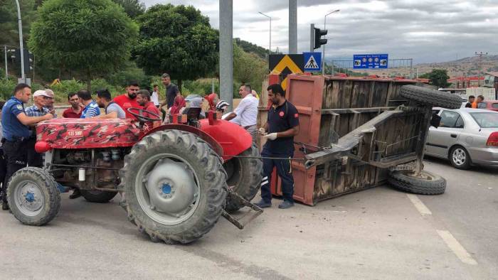 Hafif Ticari Araç Traktöre Çarptı: 2’si Çocuk 5 Yaralı
