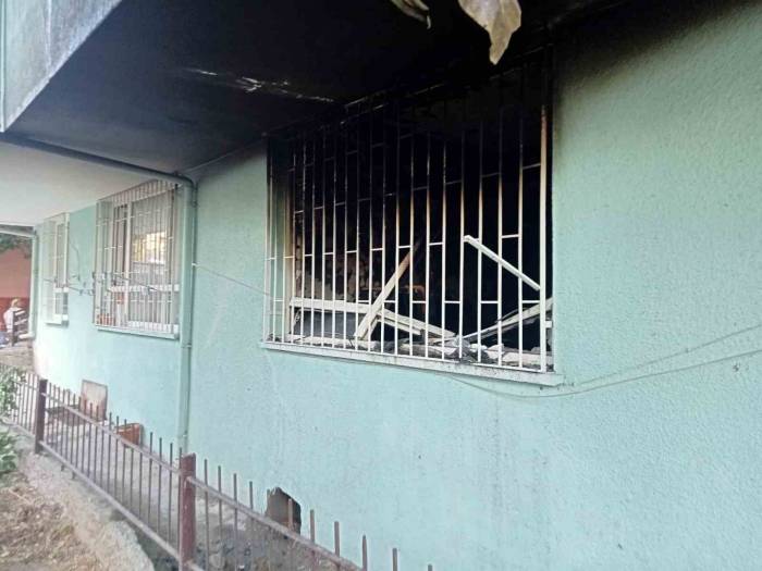 Elektrik Tesisatındaki Arıza Evi Küle Çevirdi, 6 Günlük Bebek Ölümden Döndü