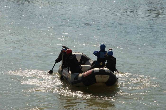Milli Sporcu Olmak İçin Murat Nehri’nde Kürek Çekiyorlar
