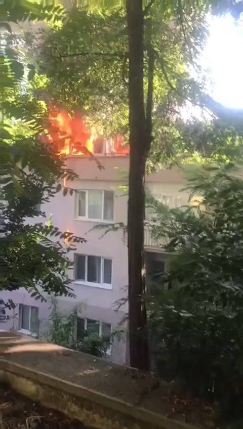 Bursa’da 4 Katlı Apartmanın Çatısı Alev Alev Yandı