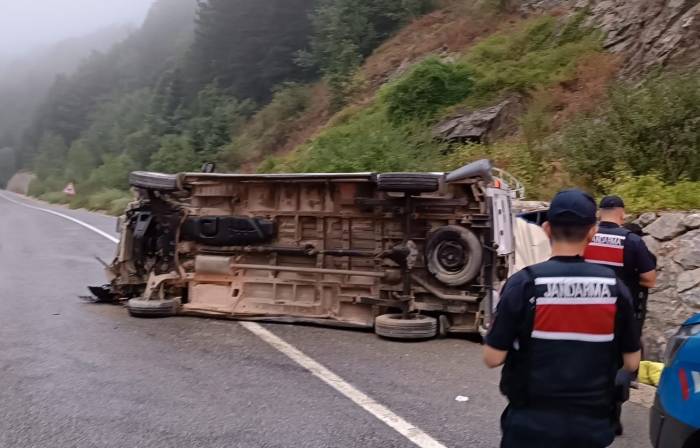 Bursa’da Tarım İşçilerini Taşıyan Minibüs Devrildi: 4’ü Çocuk 10 Yaralı