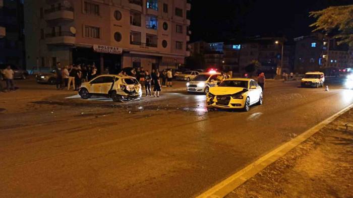 Köpeğe Çarpmamak İçin Ani Fren Yapınca Başka Otomobil Çarptı: 5 Yaralı