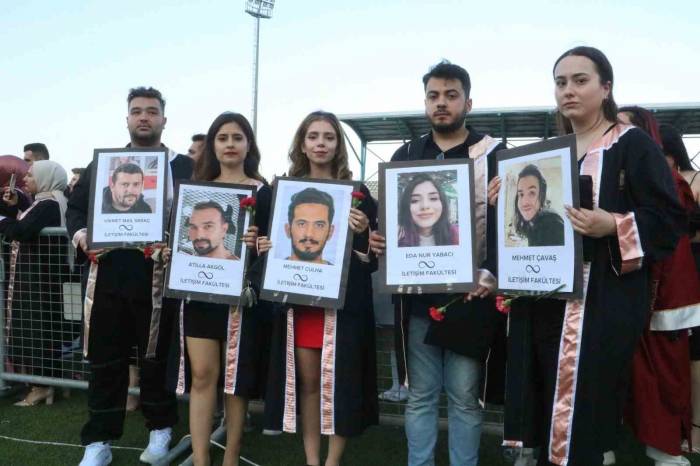 Enkaz Kentte Üniversite Öğrencilerinin Buruk Mezuniyeti