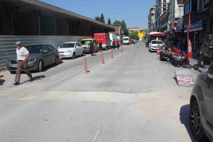 Yoldaki Bu Çukur 2 Aydır Kapatılmayı Bekliyor