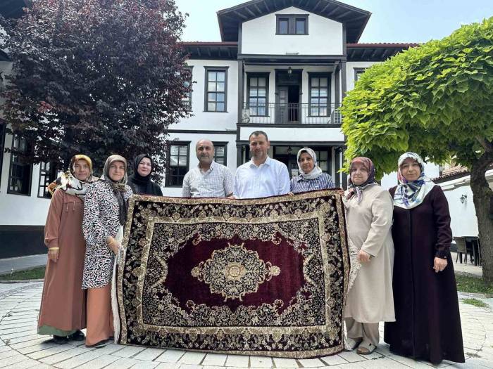 Kadın Kültür Ve Sanat Merkezi’nde Giden Kursiyerler Halı Dokumayı Öğreniyor