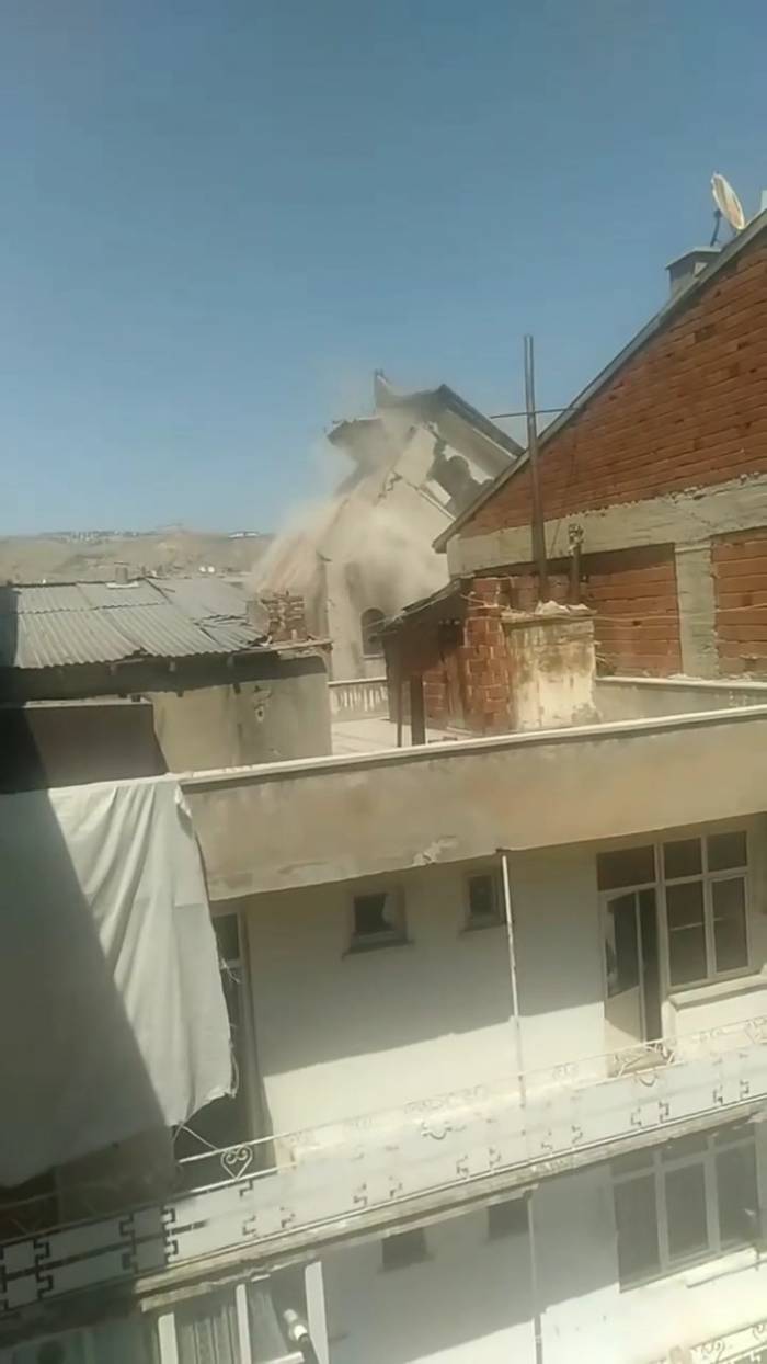 Elazığ’da Ağır Hasarlı Bina Tek Dokunuşla Yerle Bir Oldu