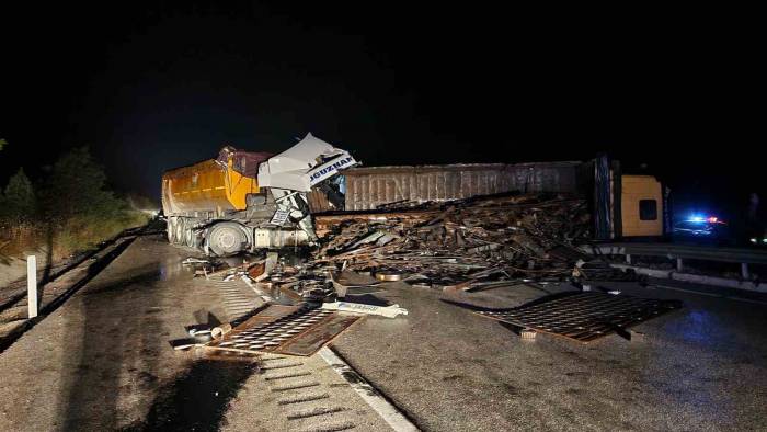 Tır, Önünde Seyreden Hurda Yüklü Kamyona Çarptı: 2 Yaralı