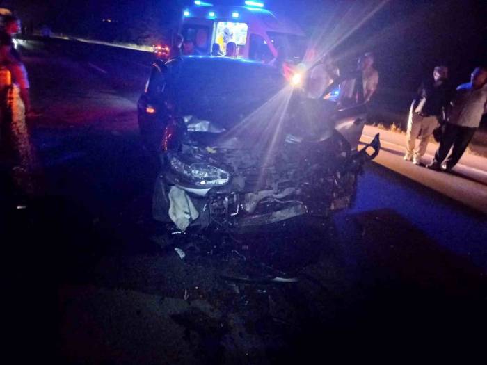 Otomobil İle Hafif Ticari Araç Çarpıştı: 3 Yaralı