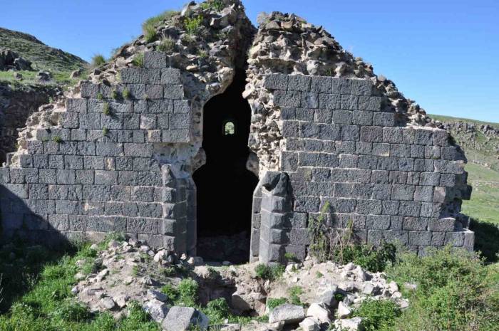 Kars’ta Defineciler Kilise De Kazılmadık Yer Bırakmadı