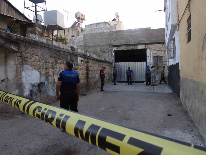 Kilis’te Ağır Hasarlı 2 Katlı Binanın Duvarı Kendiliğinden Çöktü