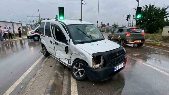 Kocaeli’de Ticari Taksi İle Hafif Ticari Araç Çarpıştı: 4 Yaralı