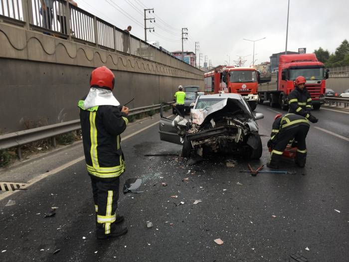 Otomobil İş Makinesine Arkadan Çarptı: 1 Kişi Ağır Yaralandı
