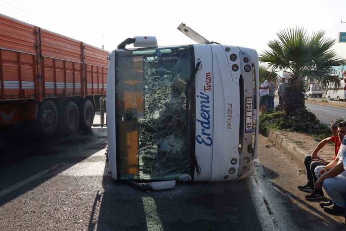Turgutlu’da İşçi Servisi Devrildi: 20 İşçi Yaralandı