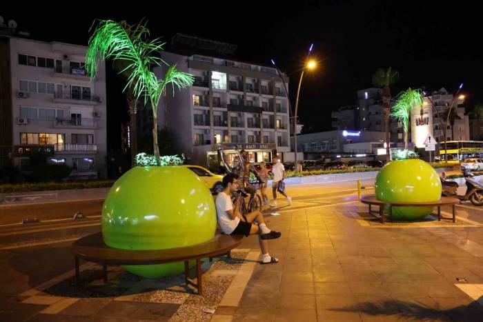 Marmaris’te Dev Saksılar İlgi Çekti