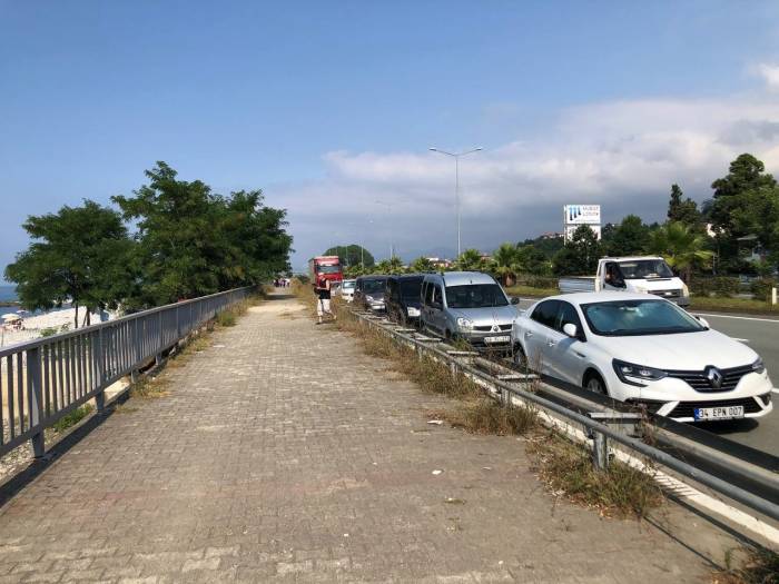 Denize Girenlerin Yol Kenarına Park Ettiği Araçlarına Kesilen Cezalar Tepki Çekti