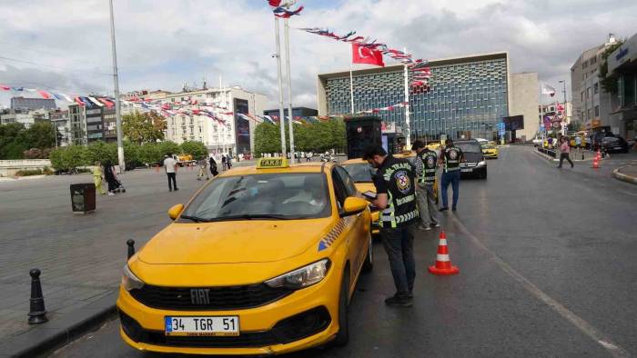 Taksim’de Ticari Taksi Denetimi Yapıldı