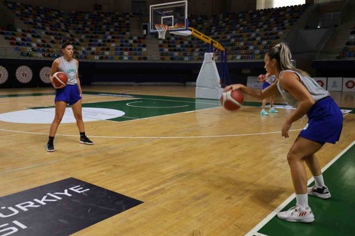 İzmitli Periler Yeni Sezona Hazırlanıyor