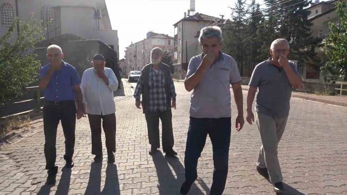 Lağım Kokusu Mahalleyi Sardı, Vatandaşlar İsyan Etti: Burunlarını Kapatarak Tepki Gösterdiler