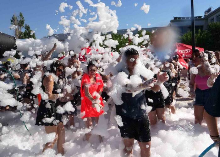 Van’da Akdeniz Sahillerini Aratmayan Köpük Partisi