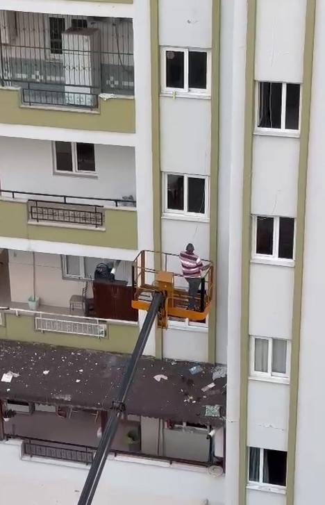 Evden Kaçan Papağanı İçin Vinç Getirtti