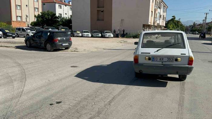 2 Otomobilin Çarpıştığı Trafik Kazasında 3 Kişi Yaralandı