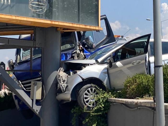 Başkent’te Avm Girişinde İki Araç Reklam Direğine Çarptı: 7 Yaralı