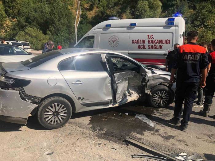 Bitlis’te Otomobiller Çarpıştı: 4 Yaralı